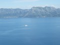 Trajekt směr Ploče, vlevo v pozadí město Gradac